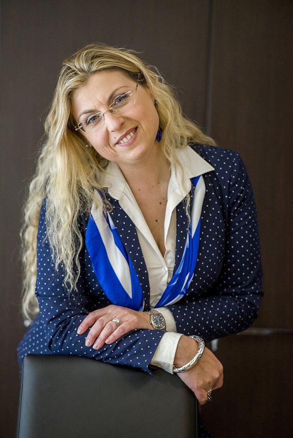 foto in primo piano di Fabiola Pietrella considerata tra i massimi esperti del superbonus 100% e autrice del libro come gestire il contenzioso nei bonus edilizi